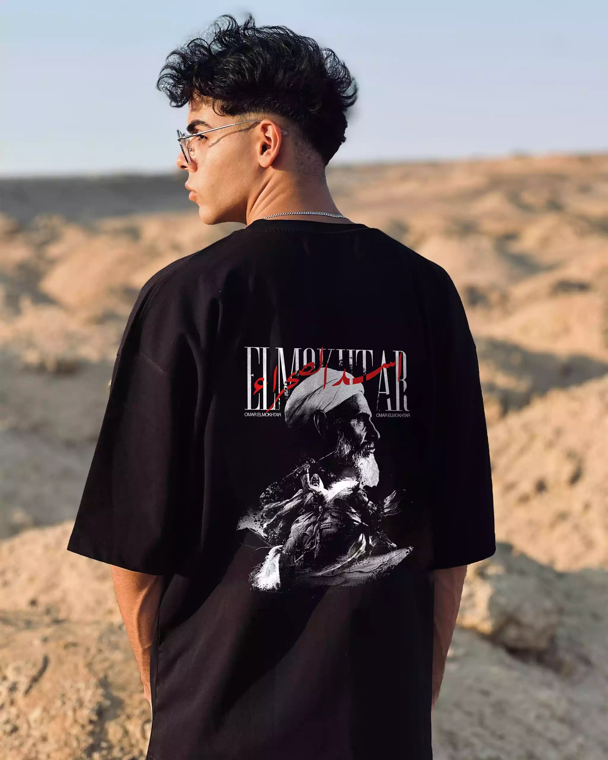 T Shirt Schwarz Oversize: Omar Al-Mukhtar Vibe | Arabian Vibes